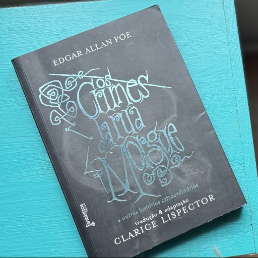 Visual: the book Os Crimes da Rua Morgue e outras histórias extraordinárias, EAP _ by Clarice Lispector sitting on the shelf.